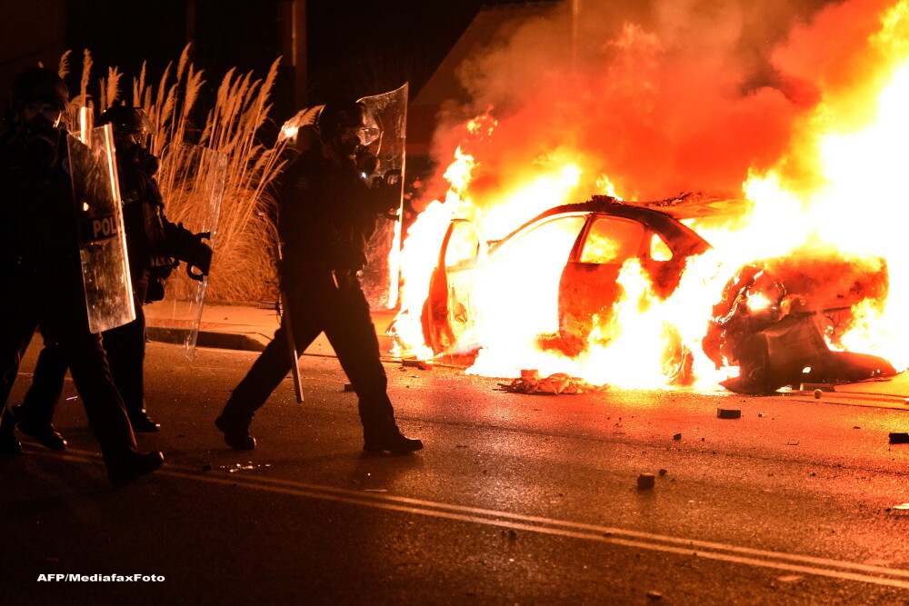 Scene apocaliptice in orasul american Ferguson. Masini distruse, magazine jefuite, case arse. GALERIE FOTO SI VIDEO - Imaginea 1