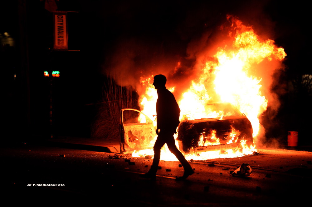 Scene apocaliptice in orasul american Ferguson. Masini distruse, magazine jefuite, case arse. GALERIE FOTO SI VIDEO - Imaginea 2