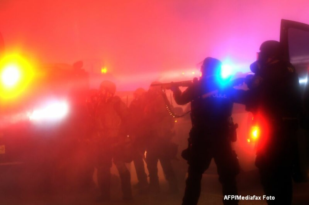 Scene apocaliptice in orasul american Ferguson. Masini distruse, magazine jefuite, case arse. GALERIE FOTO SI VIDEO - Imaginea 8