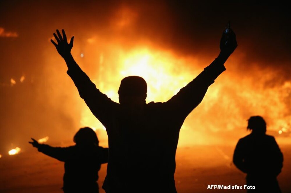 Scene apocaliptice in orasul american Ferguson. Masini distruse, magazine jefuite, case arse. GALERIE FOTO SI VIDEO - Imaginea 9