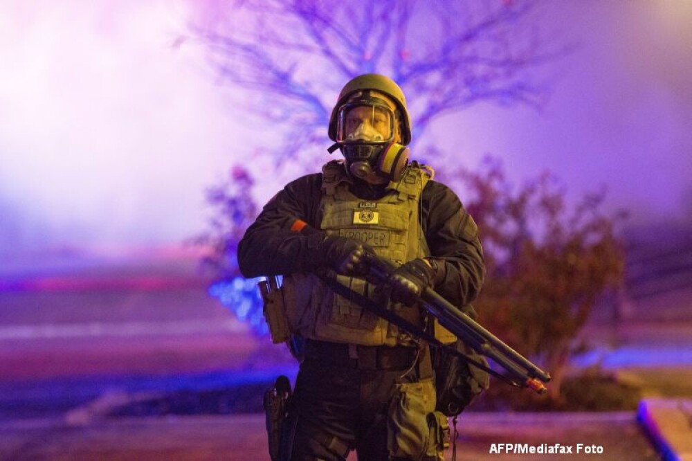 Scene apocaliptice in orasul american Ferguson. Masini distruse, magazine jefuite, case arse. GALERIE FOTO SI VIDEO - Imaginea 11