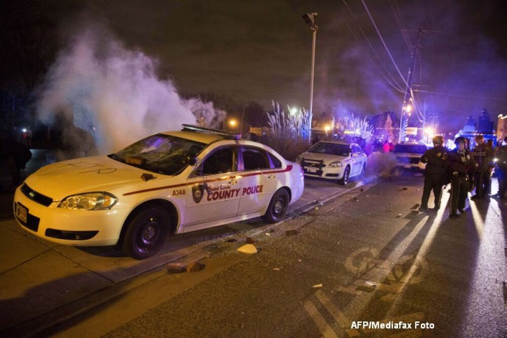Scene apocaliptice in orasul american Ferguson. Masini distruse, magazine jefuite, case arse. GALERIE FOTO SI VIDEO - Imaginea 13
