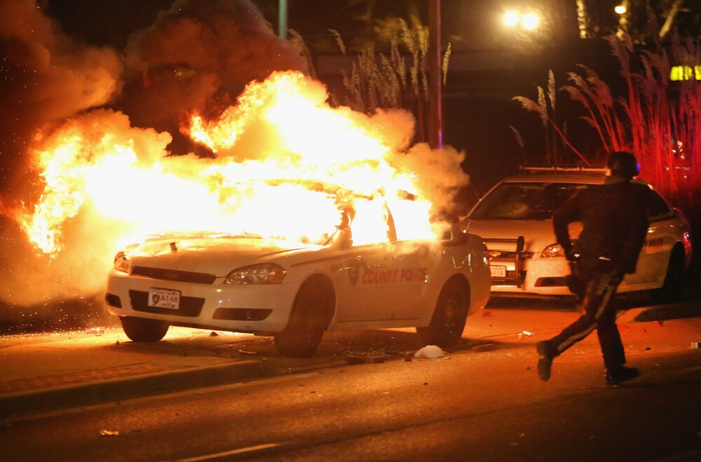 Scene apocaliptice in orasul american Ferguson. Masini distruse, magazine jefuite, case arse. GALERIE FOTO SI VIDEO - Imaginea 14