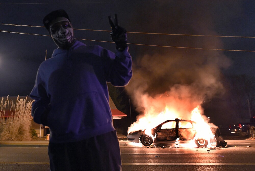 IMAGINILE dezastrului din Ferguson. Masini de politie incendiate, politisti inarmati si 