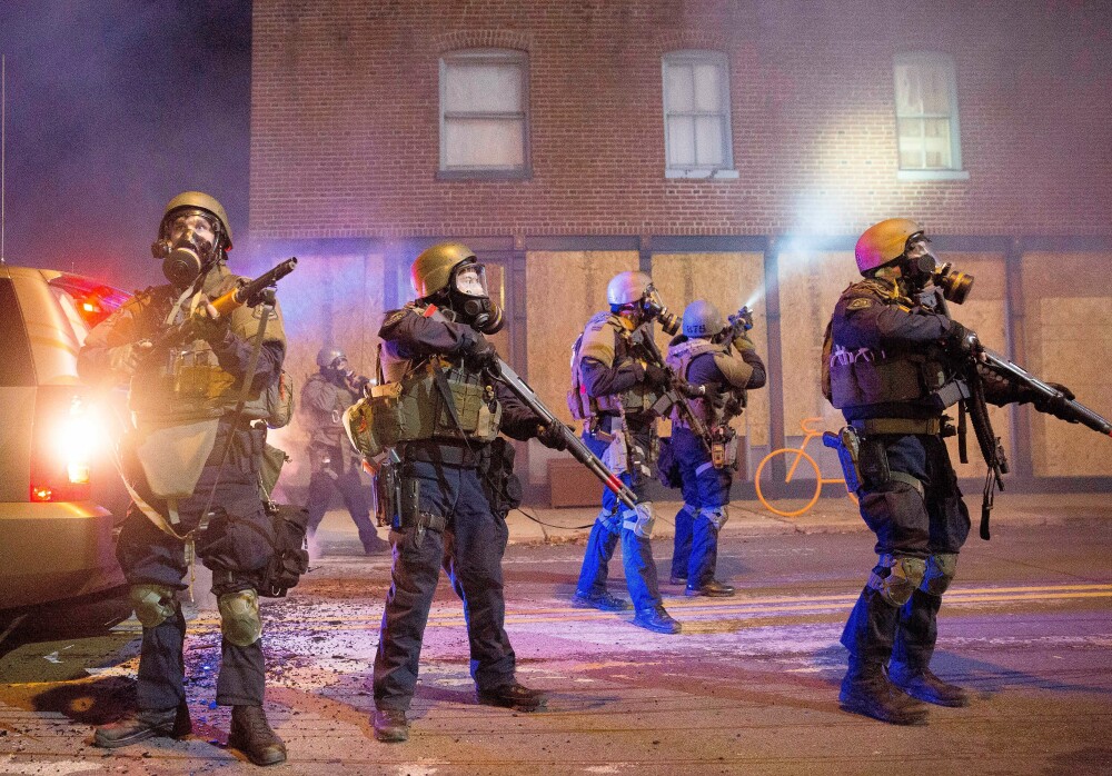 IMAGINILE dezastrului din Ferguson. Masini de politie incendiate, politisti inarmati si 