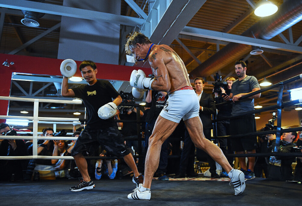 Mickey Rourke a slabit 15 kg si urca in ring dupa 20 de ani de pauza. Cum se antreneaza actorul la 62 de ani. GALERIE FOTO - Imaginea 1