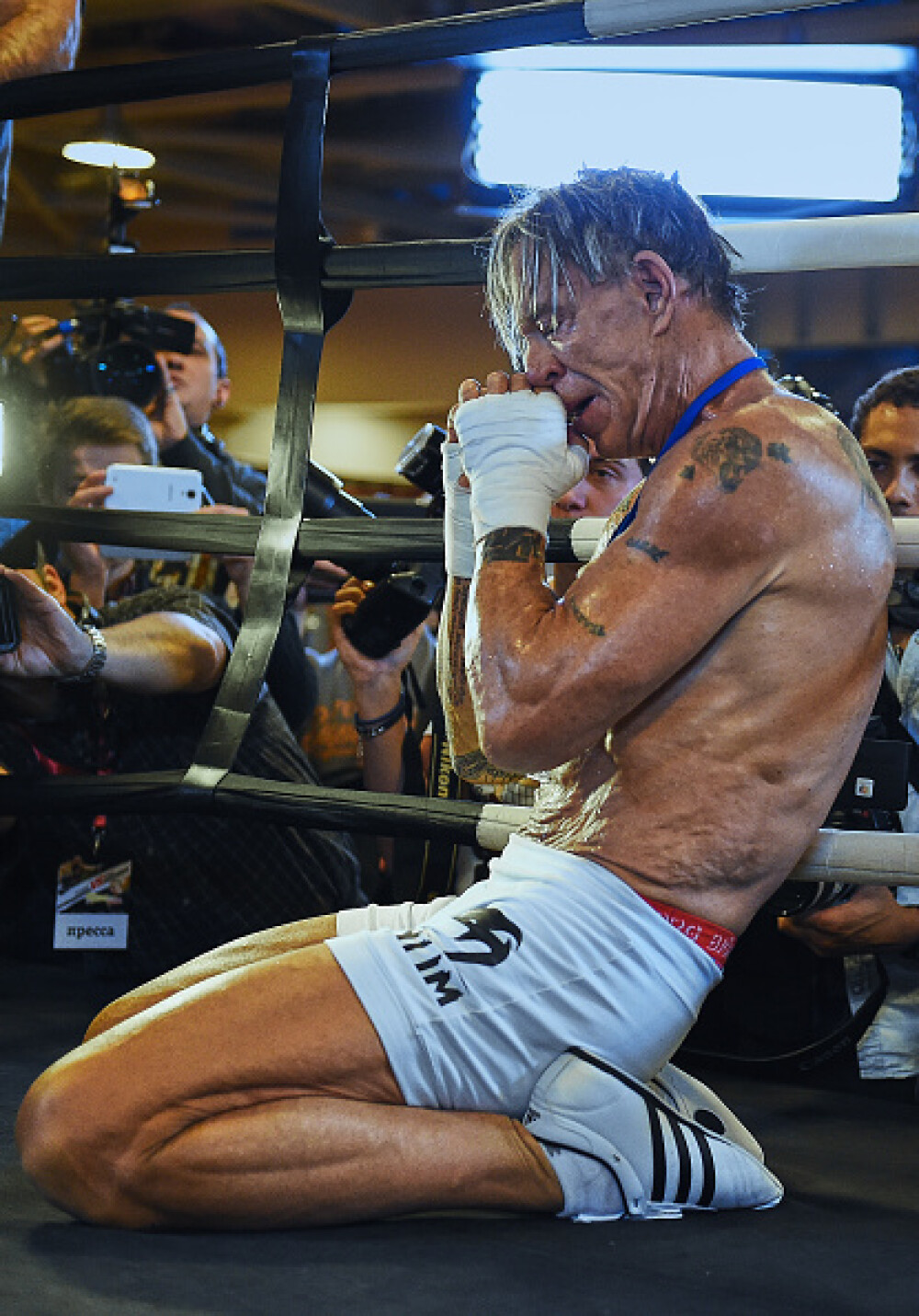 Mickey Rourke a slabit 15 kg si urca in ring dupa 20 de ani de pauza. Cum se antreneaza actorul la 62 de ani. GALERIE FOTO - Imaginea 4