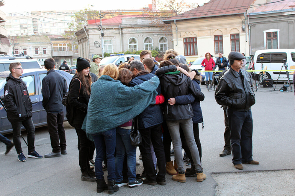 Incendiul din Colectiv, 10 ani. Imagini greu de privit, cele mai dureroase momente. Tragedia care a scos România în stradă - Imaginea 16