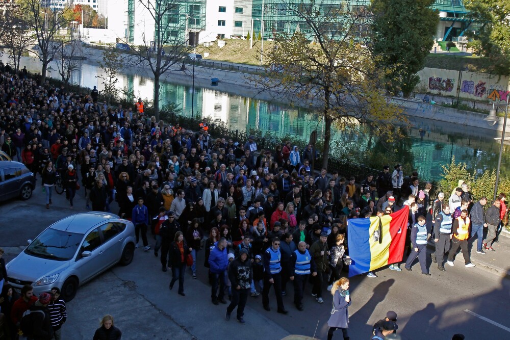 Incendiul din Colectiv, 10 ani. Imagini greu de privit, cele mai dureroase momente. Tragedia care a scos România în stradă - Imaginea 19