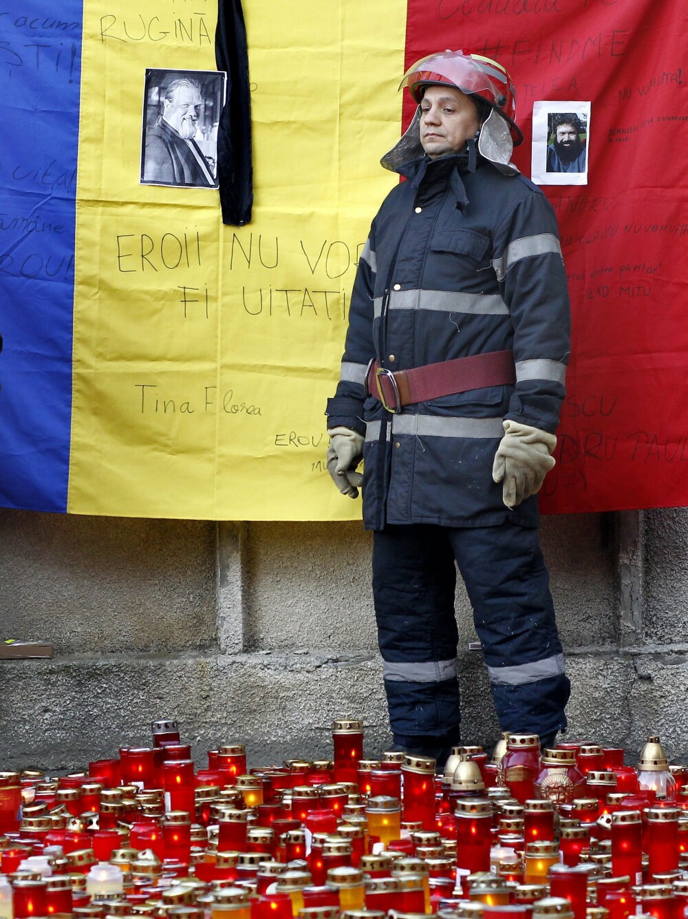 Incendiul din Colectiv, 10 ani. Imagini greu de privit, cele mai dureroase momente. Tragedia care a scos România în stradă - Imaginea 18