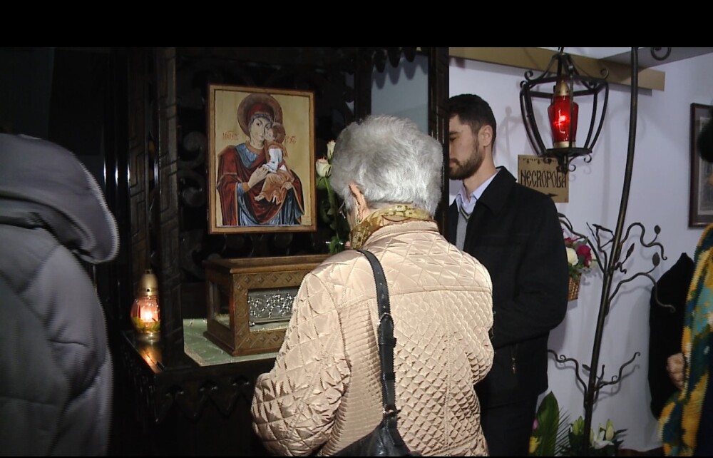 Sute de oameni au stat astazi la rand la Catedrala din Cluj ca sa se roage la Braul Maicii Domnului - Imaginea 1