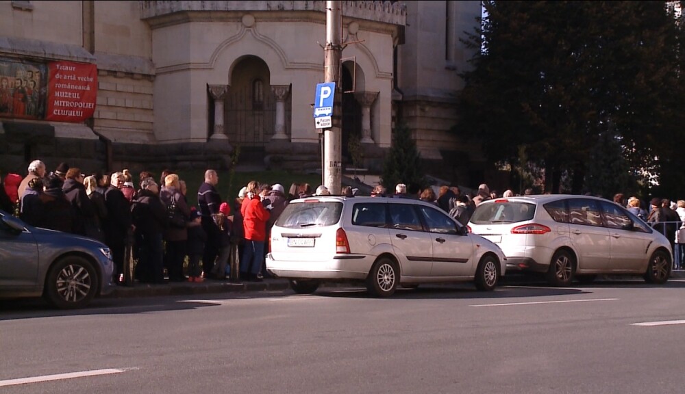 Sute de oameni au stat astazi la rand la Catedrala din Cluj ca sa se roage la Braul Maicii Domnului - Imaginea 3