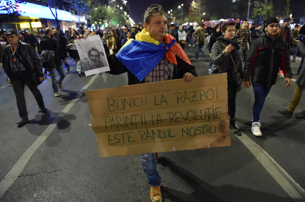 Incendiul din Colectiv, 10 ani. Imagini greu de privit, cele mai dureroase momente. Tragedia care a scos România în stradă - Imaginea 26