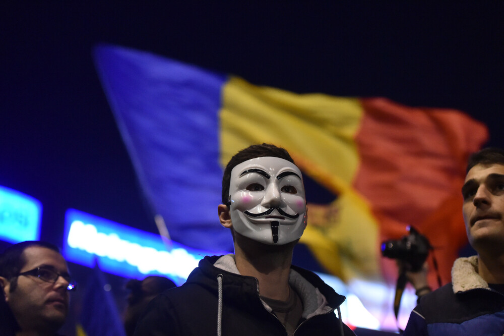 Incendiul din Colectiv, 10 ani. Imagini greu de privit, cele mai dureroase momente. Tragedia care a scos România în stradă - Imaginea 25