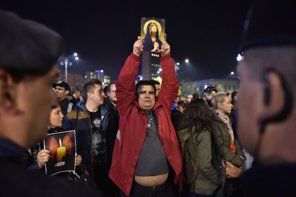 Incendiul din Colectiv, 10 ani. Imagini greu de privit, cele mai dureroase momente. Tragedia care a scos România în stradă - Imaginea 23