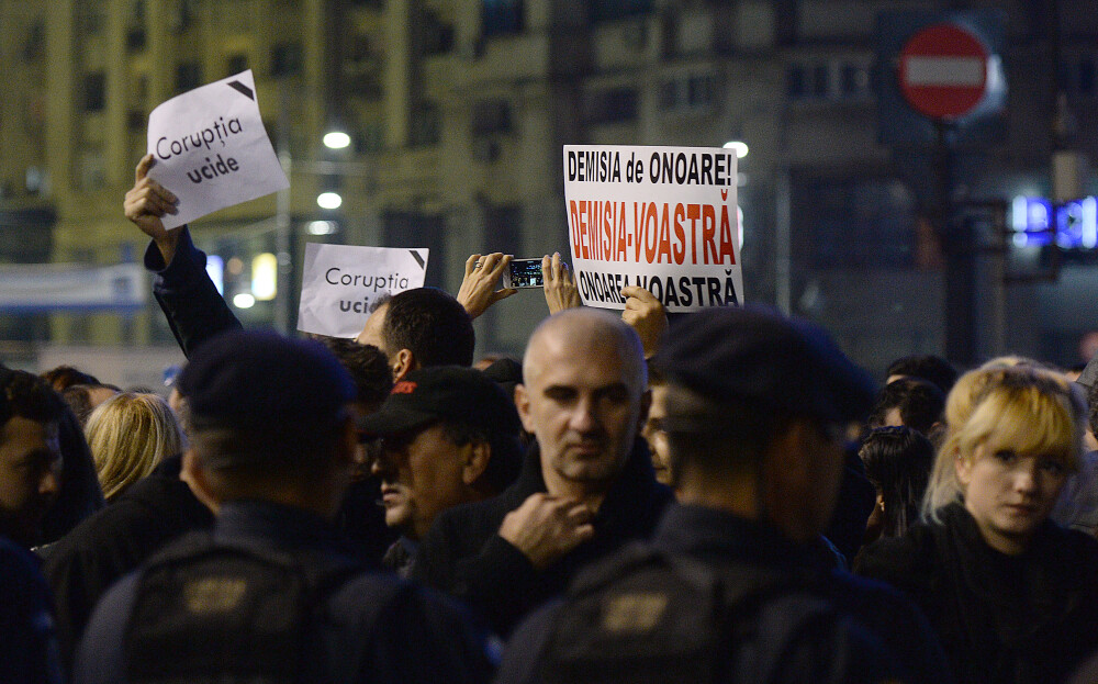 Incendiul din Colectiv, 10 ani. Imagini greu de privit, cele mai dureroase momente. Tragedia care a scos România în stradă - Imaginea 22