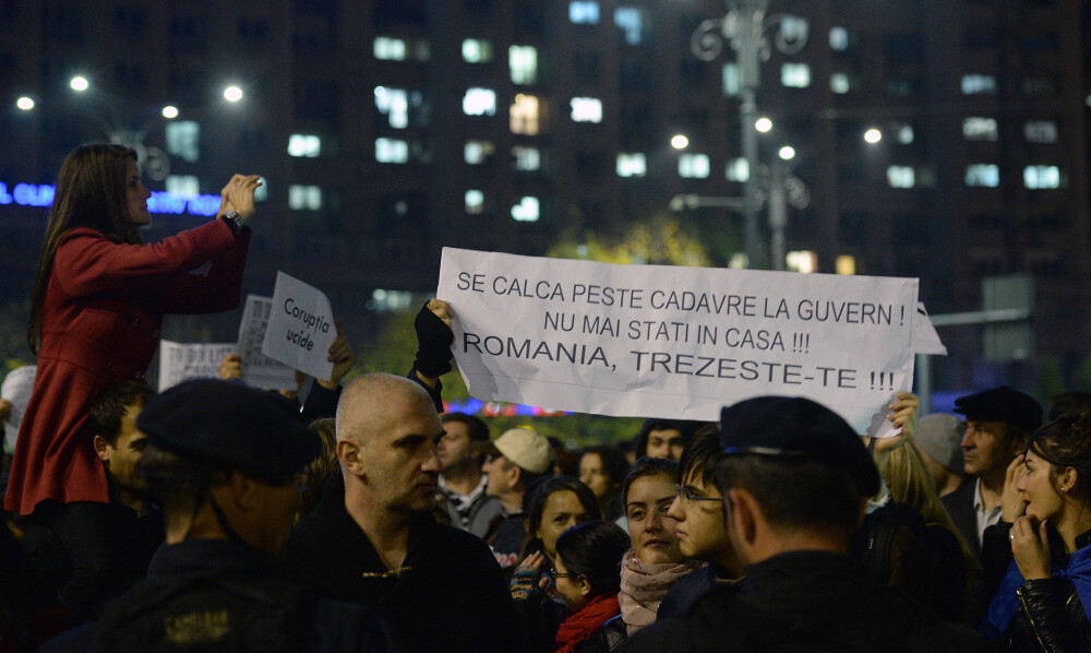 Incendiul din Colectiv, 10 ani. Imagini greu de privit, cele mai dureroase momente. Tragedia care a scos România în stradă - Imaginea 28