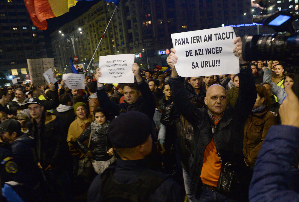 Incendiul din Colectiv, 10 ani. Imagini greu de privit, cele mai dureroase momente. Tragedia care a scos România în stradă - Imaginea 29