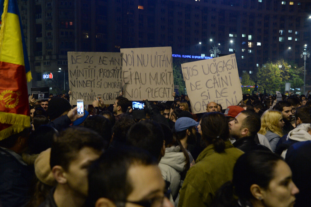 Incendiul din Colectiv, 10 ani. Imagini greu de privit, cele mai dureroase momente. Tragedia care a scos România în stradă - Imaginea 31