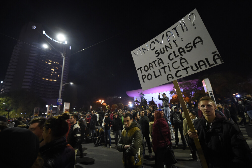 Incendiul din Colectiv, 10 ani. Imagini greu de privit, cele mai dureroase momente. Tragedia care a scos România în stradă - Imaginea 38