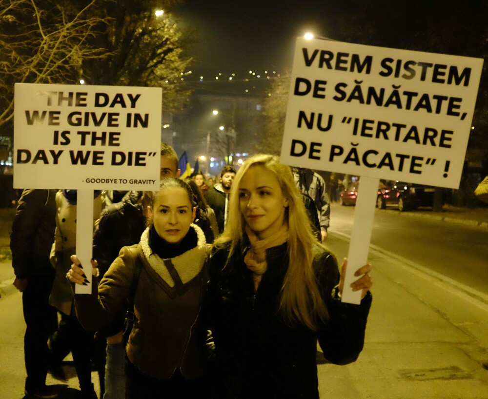 Incendiul din Colectiv, 10 ani. Imagini greu de privit, cele mai dureroase momente. Tragedia care a scos România în stradă - Imaginea 42