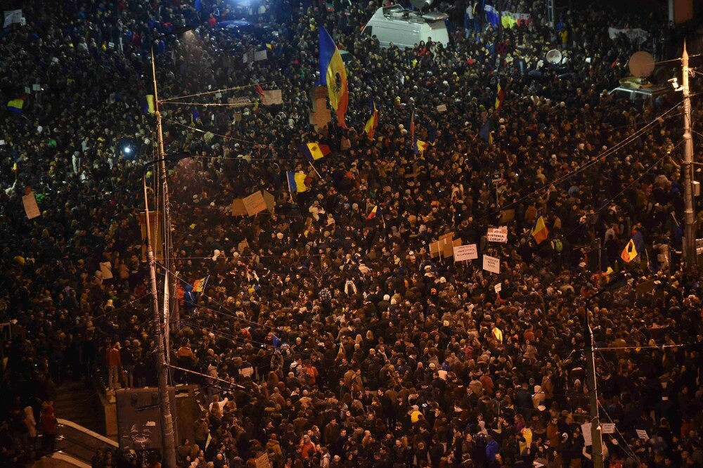 Incendiul din Colectiv, 10 ani. Imagini greu de privit, cele mai dureroase momente. Tragedia care a scos România în stradă - Imaginea 45