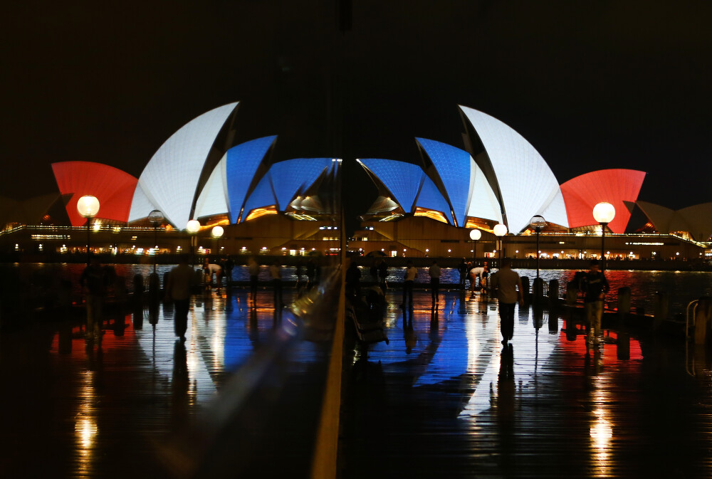 Noaptea in care libertatea a devenit prizoniera teroristilor. Omagiile aduse in intreaga lume dupa atentatele de la Paris - Imaginea 1