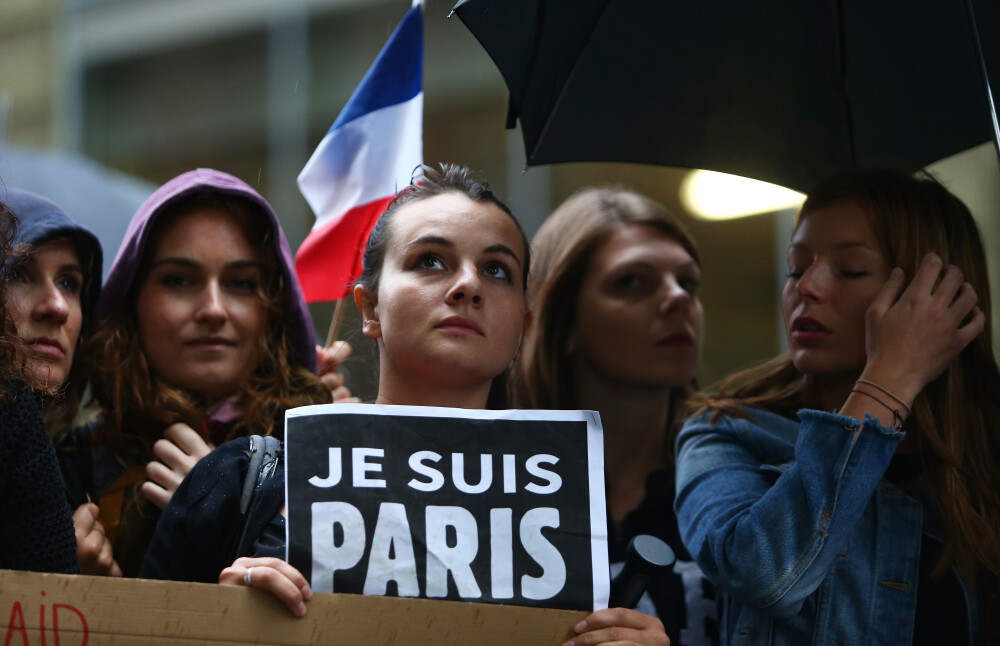 Noaptea in care libertatea a devenit prizoniera teroristilor. Omagiile aduse in intreaga lume dupa atentatele de la Paris - Imaginea 3