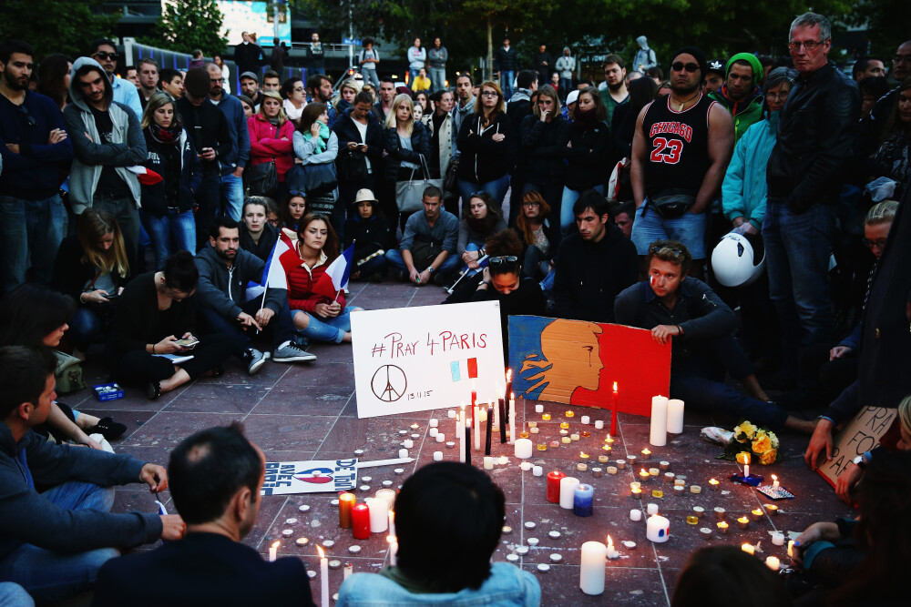 Noaptea in care libertatea a devenit prizoniera teroristilor. Omagiile aduse in intreaga lume dupa atentatele de la Paris - Imaginea 5