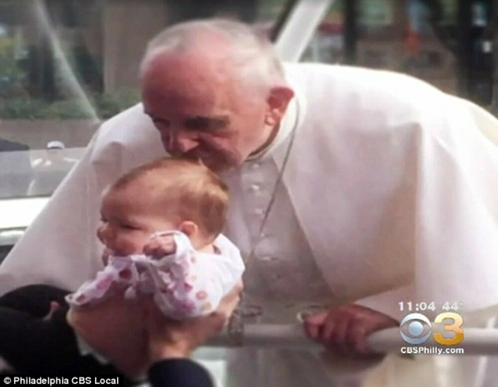 Tumoarea cerebrala a unei fetite s-a redus dupa ce a fost sarutata pe crestet de Papa Francisc. 