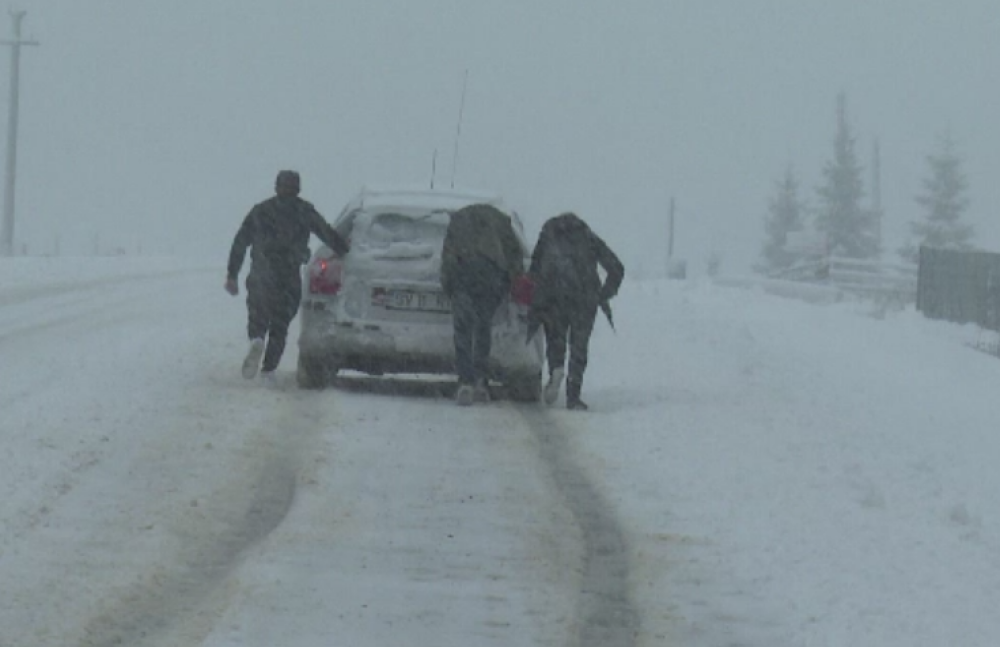 Moldova, zona cea mai afectata de frig si viscol. Scolile s-au inchis, iar soferii si-au gasit masinile ingropate in zapada - Imaginea 1