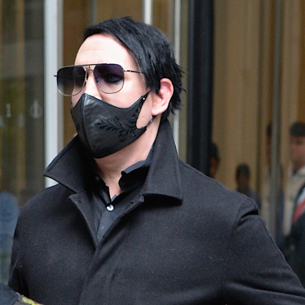 Cum a fost fotografiat Marilyn Manson pe aeroportul din Los Angeles, după accidentul suferit pe scenă - Imaginea 3