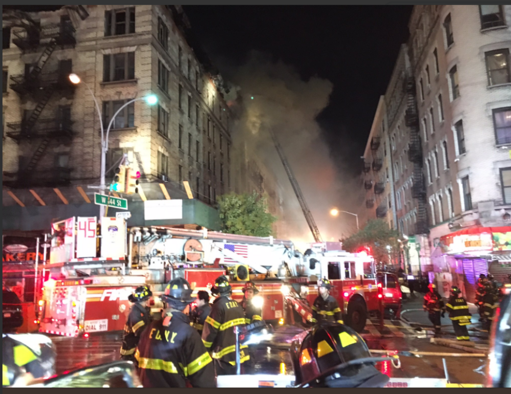 Peste 200 de pompieri, mobilizați să stingă un incendiu puternic, la New York - Imaginea 1