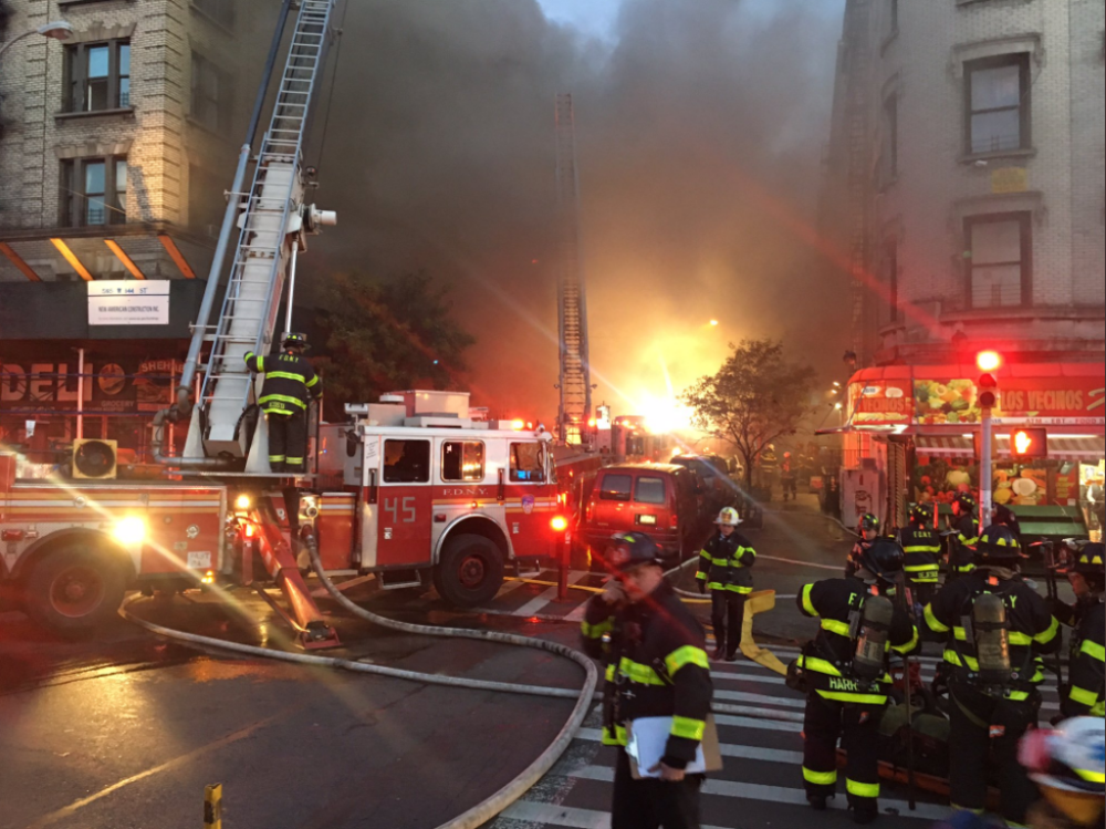 Peste 200 de pompieri, mobilizați să stingă un incendiu puternic, la New York - Imaginea 2