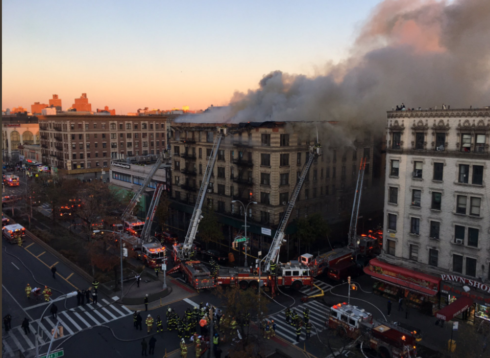 Peste 200 de pompieri, mobilizați să stingă un incendiu puternic, la New York - Imaginea 3