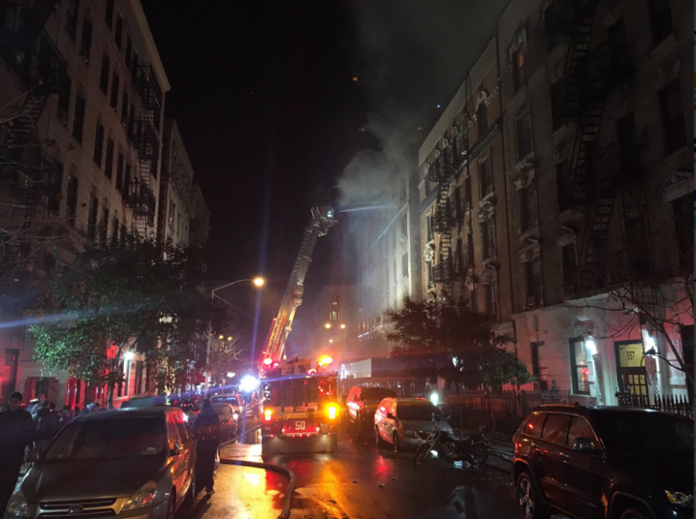 Peste 200 de pompieri, mobilizați să stingă un incendiu puternic, la New York - Imaginea 4