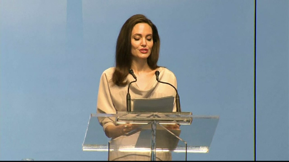 10 lucruri pe care nu le știai despre Angelina Jolie. Actrița își sărbătorește cea de-a 48-a aniversare | Imagini de colecție - Imaginea 17