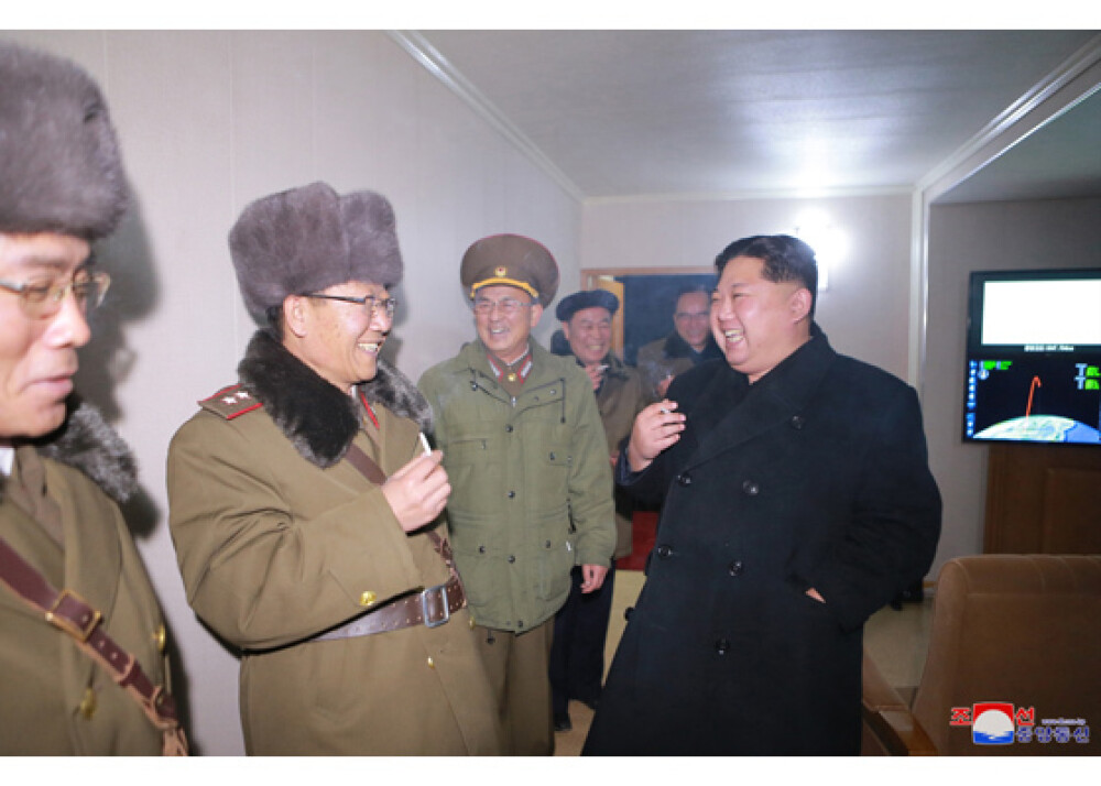 Kim Jong-Un a oprit trenul blindat ca să fumeze în gară. Cine i-a cărat scrumiera - Imaginea 4