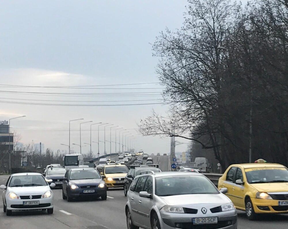 Trafic aglomerat pe DN 1. Coloană de 6 kilometri formată spre Brașov - Imaginea 1