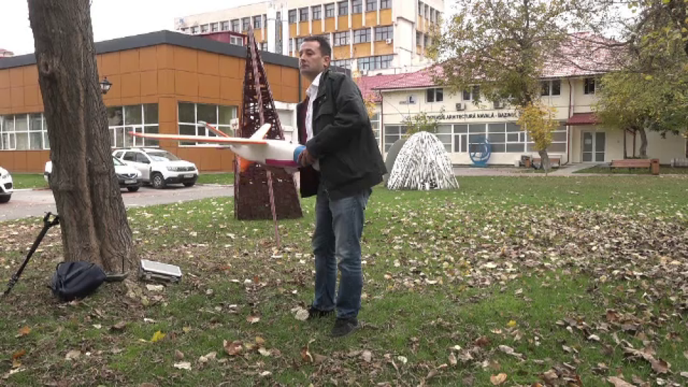 Premieră mondială. Un român a construit o dronă pe care a ghidat-o deasupra Carpaților - Imaginea 4