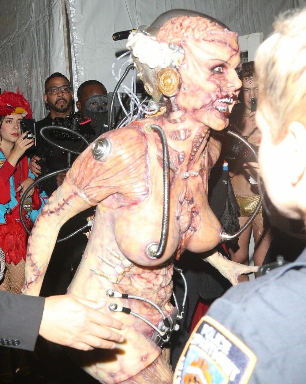 Heidi Klum s-a transformat de Halloween în zombie. Foto cu costumul șocant - Imaginea 1