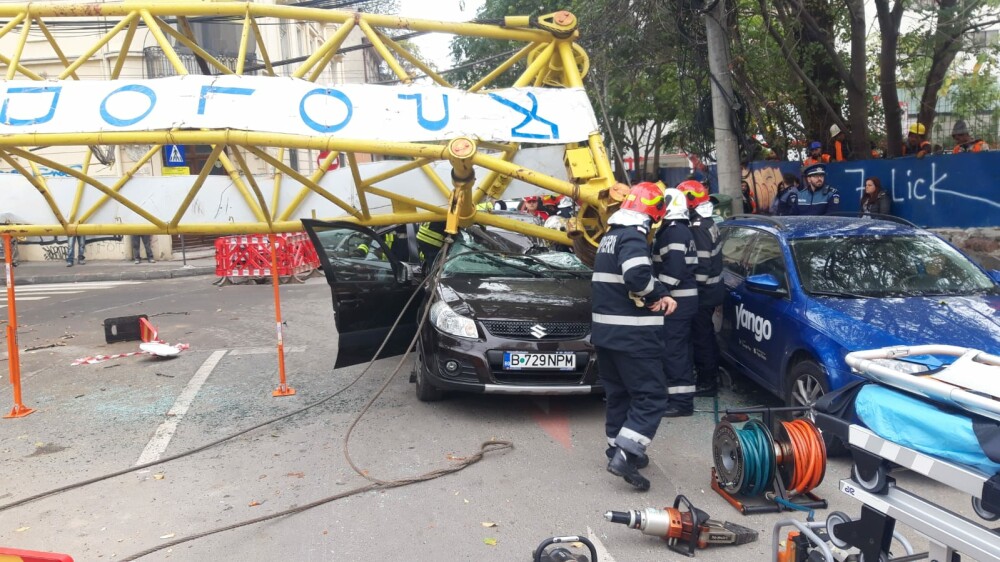 Brațul unei macarale s-a prăbușit peste o mașină în care se aflau 4 oameni, în București - Imaginea 1