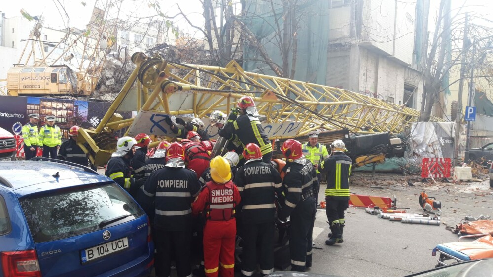 Brațul unei macarale s-a prăbușit peste o mașină în care se aflau 4 oameni, în București - Imaginea 4