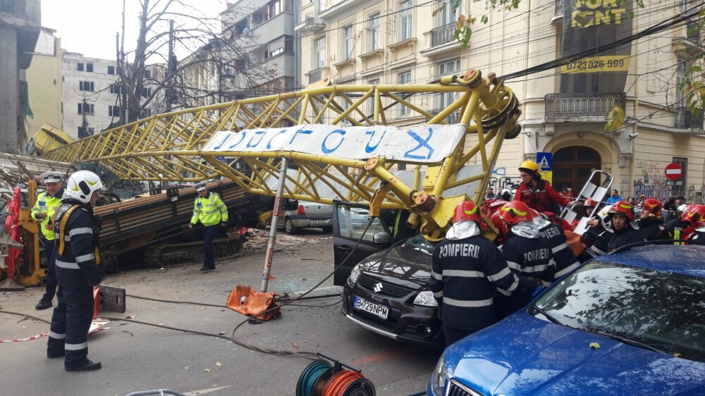 Brațul unei macarale s-a prăbușit peste o mașină în care se aflau 4 oameni, în București - Imaginea 5