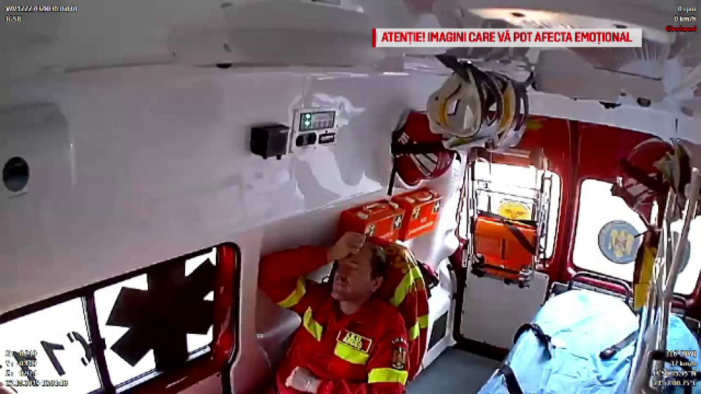 Scene tulburătoare din ambulanța răsturnată în Pitești. Filmare din timpul impactului - Imaginea 2