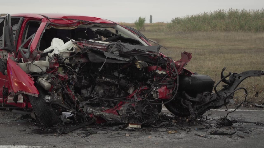 Un pasager a murit pe loc după ce mașina în care se afla a intrat într-un copac - Imaginea 1
