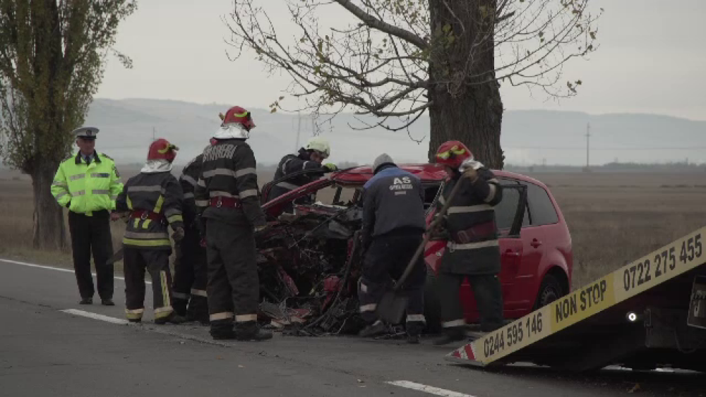 Un pasager a murit pe loc după ce mașina în care se afla a intrat într-un copac - Imaginea 3