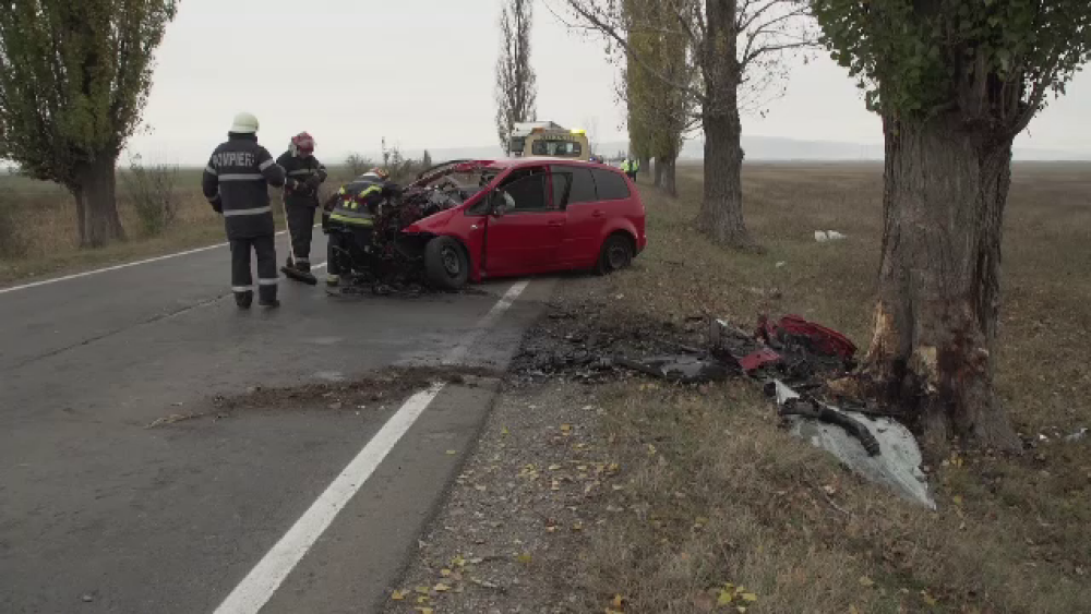 Un pasager a murit pe loc după ce mașina în care se afla a intrat într-un copac - Imaginea 4