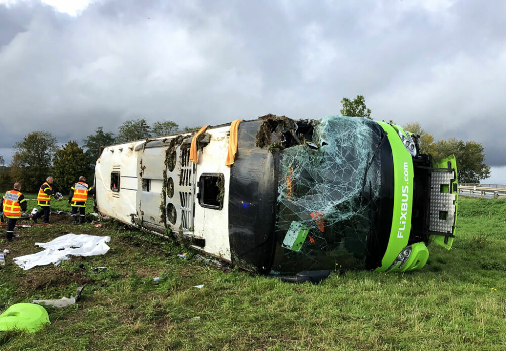Un autocar cu 33 de pasageri s-a răsturnat în Franța. Printre răniți se află și 2 români - Imaginea 3