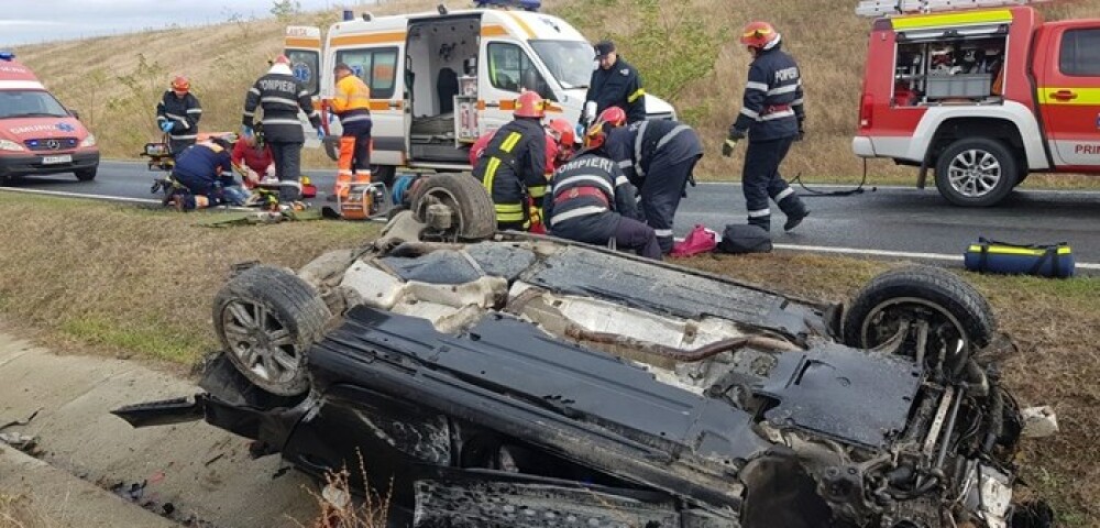 Mașină răsturnată zeci de metri pe A1, în Timiș. O fată de 23 ani a murit pe loc - Imaginea 2